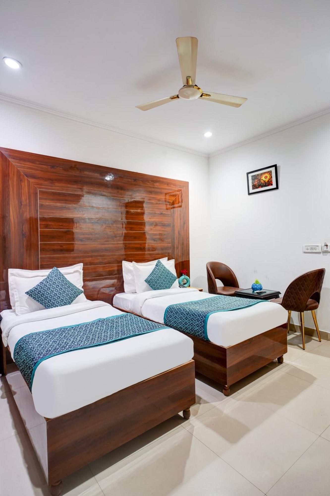 Hotel Chanakya Inn New Delhi Bagian luar foto