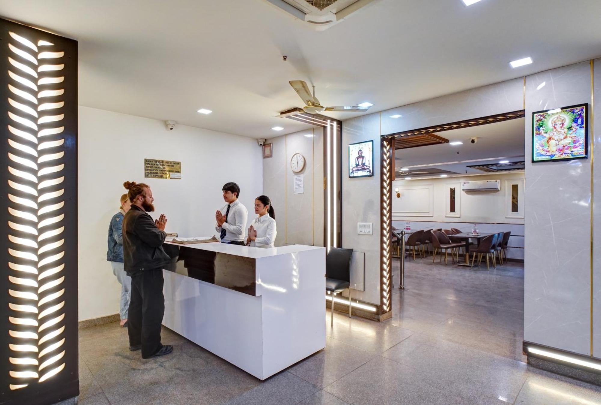 Hotel Chanakya Inn New Delhi Bagian luar foto