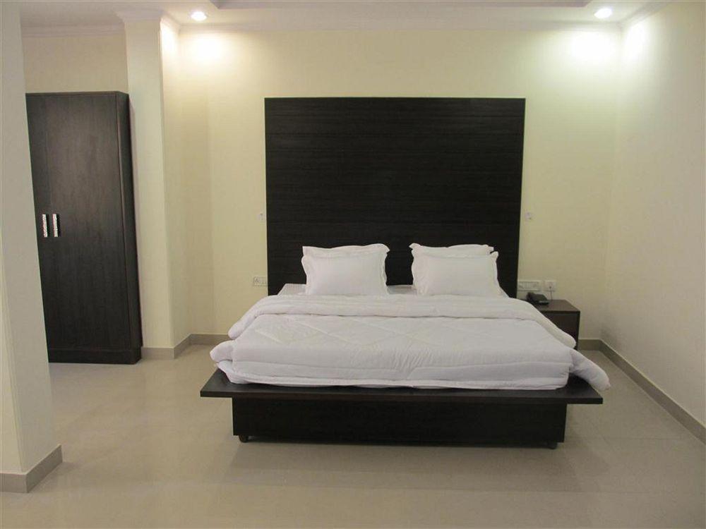 Hotel Chanakya Inn New Delhi Bagian luar foto