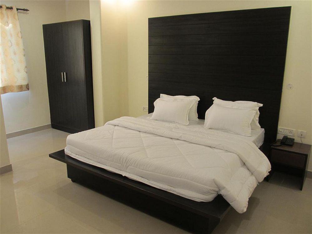 Hotel Chanakya Inn New Delhi Bagian luar foto