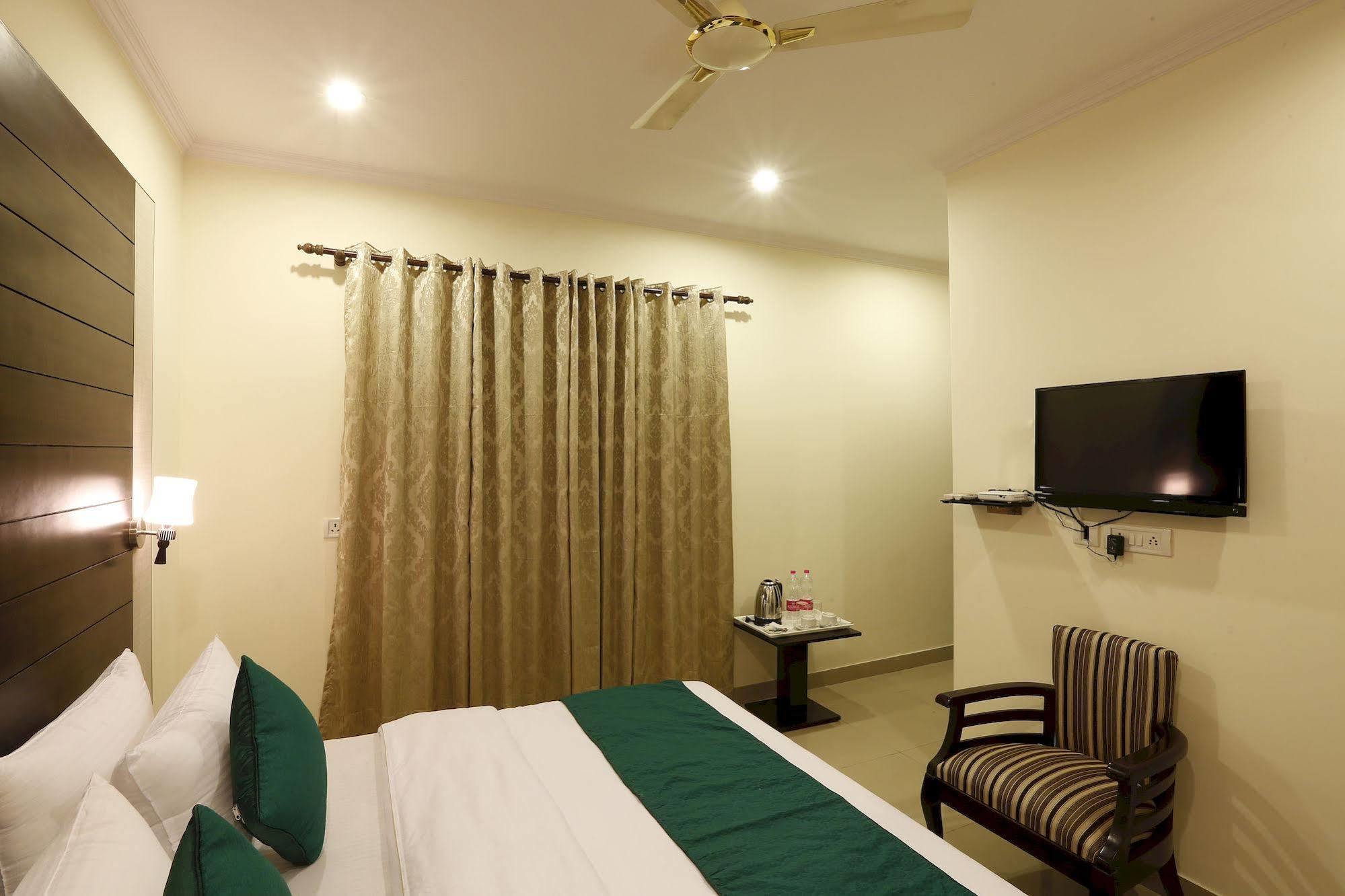 Hotel Chanakya Inn New Delhi Bagian luar foto