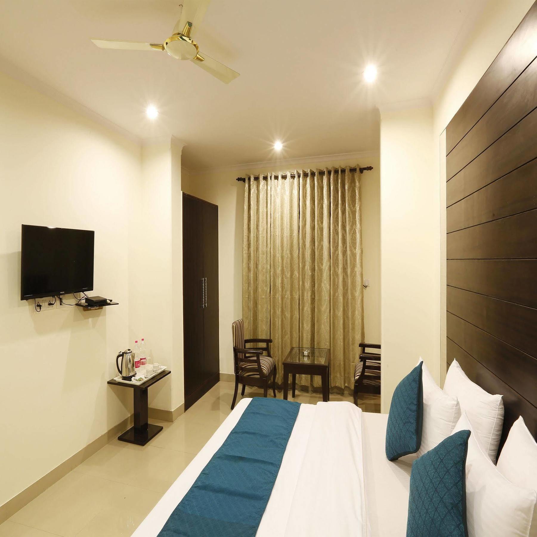 Hotel Chanakya Inn New Delhi Bagian luar foto
