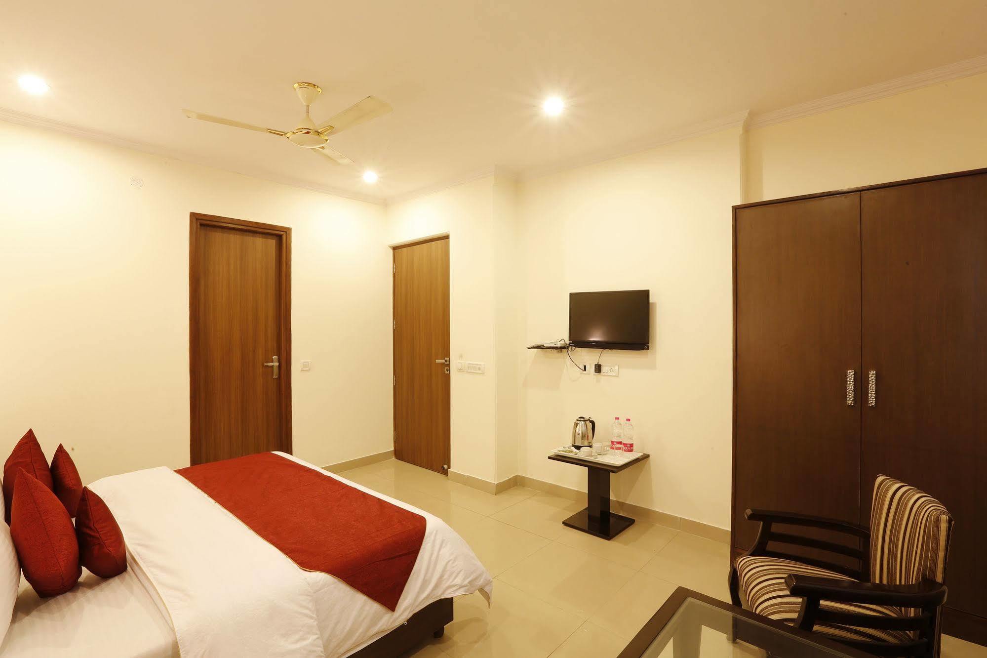 Hotel Chanakya Inn New Delhi Bagian luar foto
