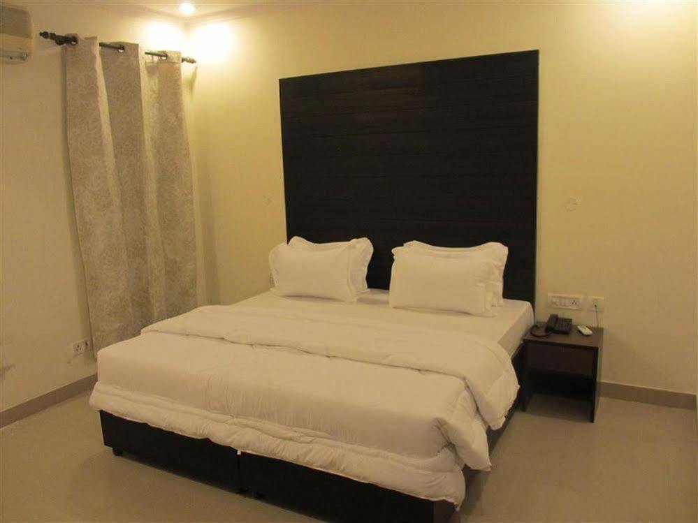 Hotel Chanakya Inn New Delhi Bagian luar foto