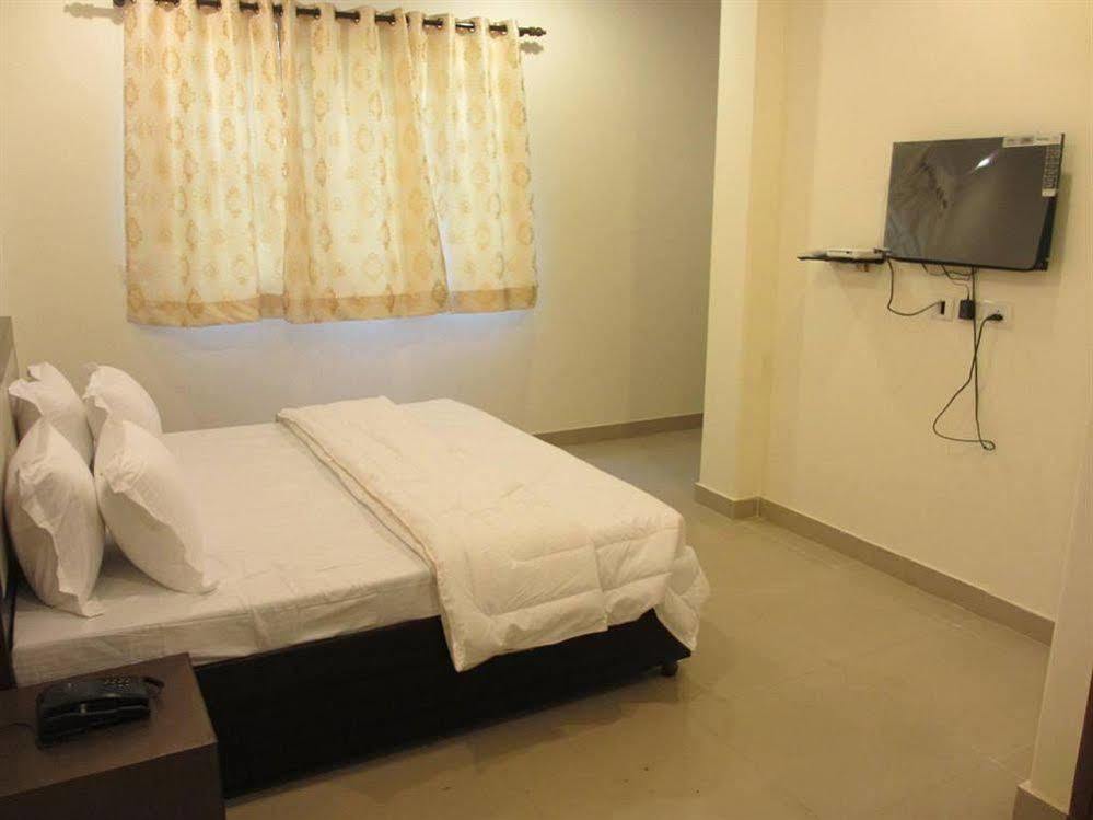 Hotel Chanakya Inn New Delhi Bagian luar foto